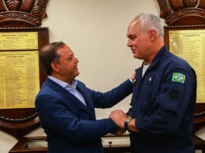 Prefeito de Niterói, Rodrigo Neves, juntamente com o vice-almirante Thadeu Lobo, comandante do 1º Distrito Naval da Marinha do Brasil: autoridades estão perto de firmar convênio para treinamento da Guarda e sobre Economia do Mar