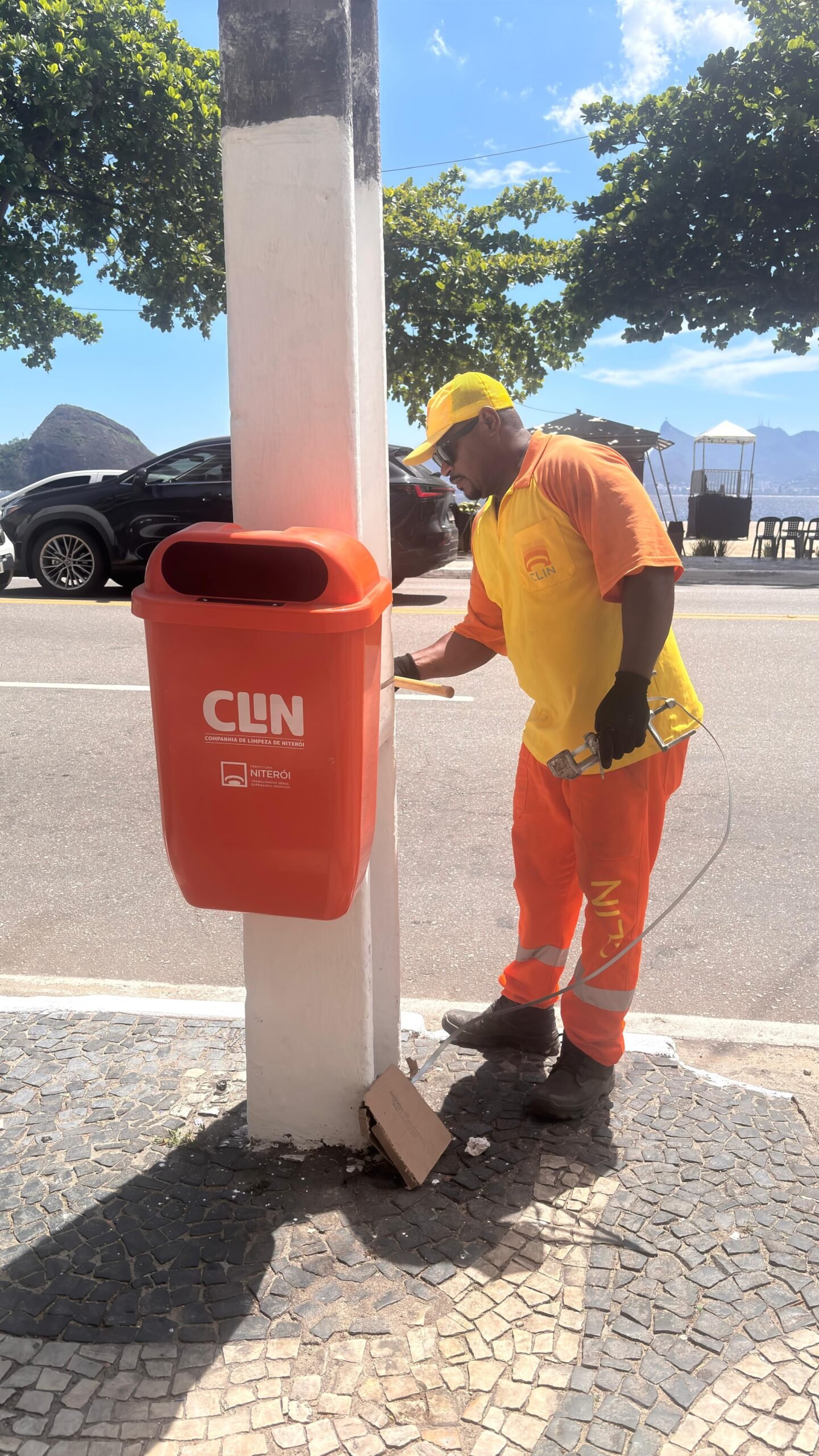 Niterói inicia mutirão de instalação de 800 papeleiras