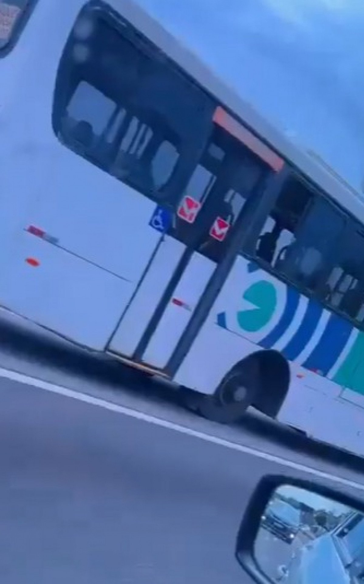 Ônibus é flagrado trafegando sem roda na Avenida Brasil - Vídeo