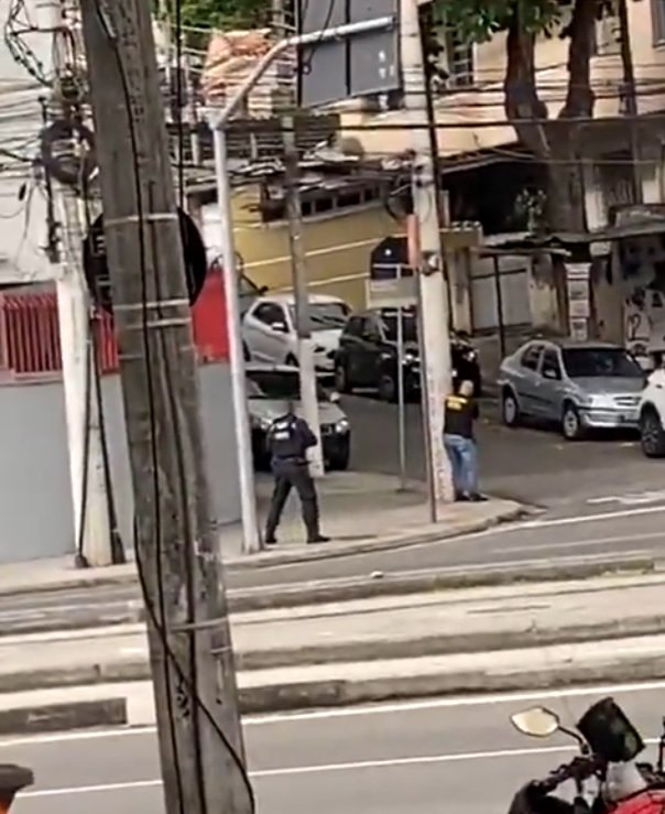 Operação no Complexo da Penha altera rotina e causa confrontos armados - Vídeo