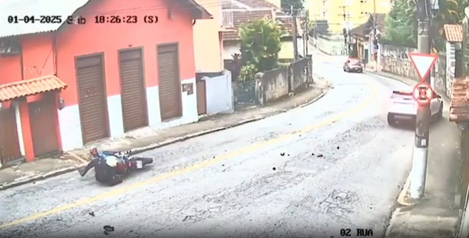 PM bate em carro durante perseguição em Petrópolis - Vídeo