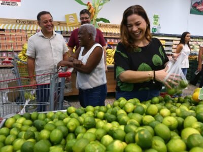 Prefeito de Niterói acompanha beneficiária em compras com Moeda Arariboia