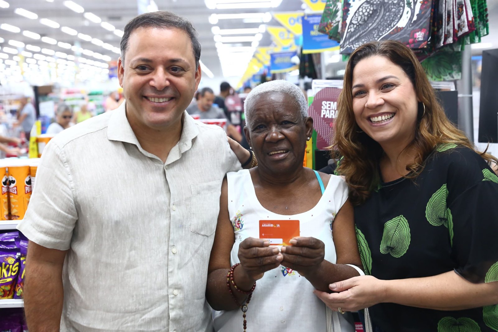 Prefeito de Niterói acompanha beneficiária em compras com Moeda Arariboia