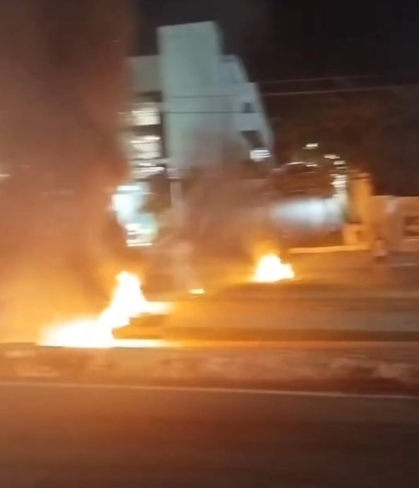 Protesto contra falta de luz em Niterói interdita via - Vídeo