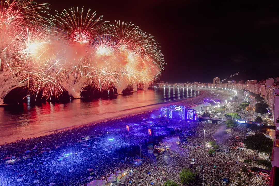 Réveillon 2025 reúne mais de 2 milhões de pessoas em Copacabana