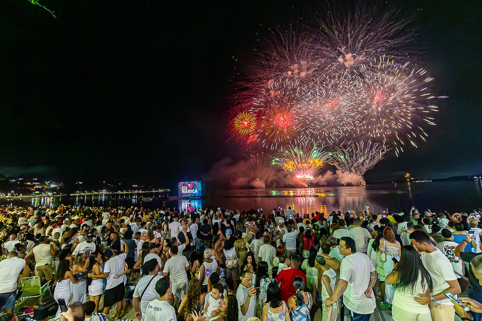 Réveillon de 2025 é comemorado com grande queima de fogos em Maricá