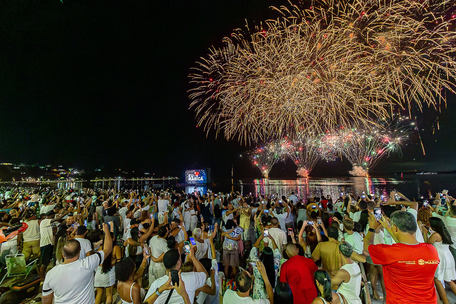 Réveillon de 2025 é comemorado com grande queima de fogos em Maricá