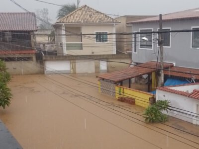 Rio Botas transborda e alaga ruas em Nova Iguaçu - Vídeos