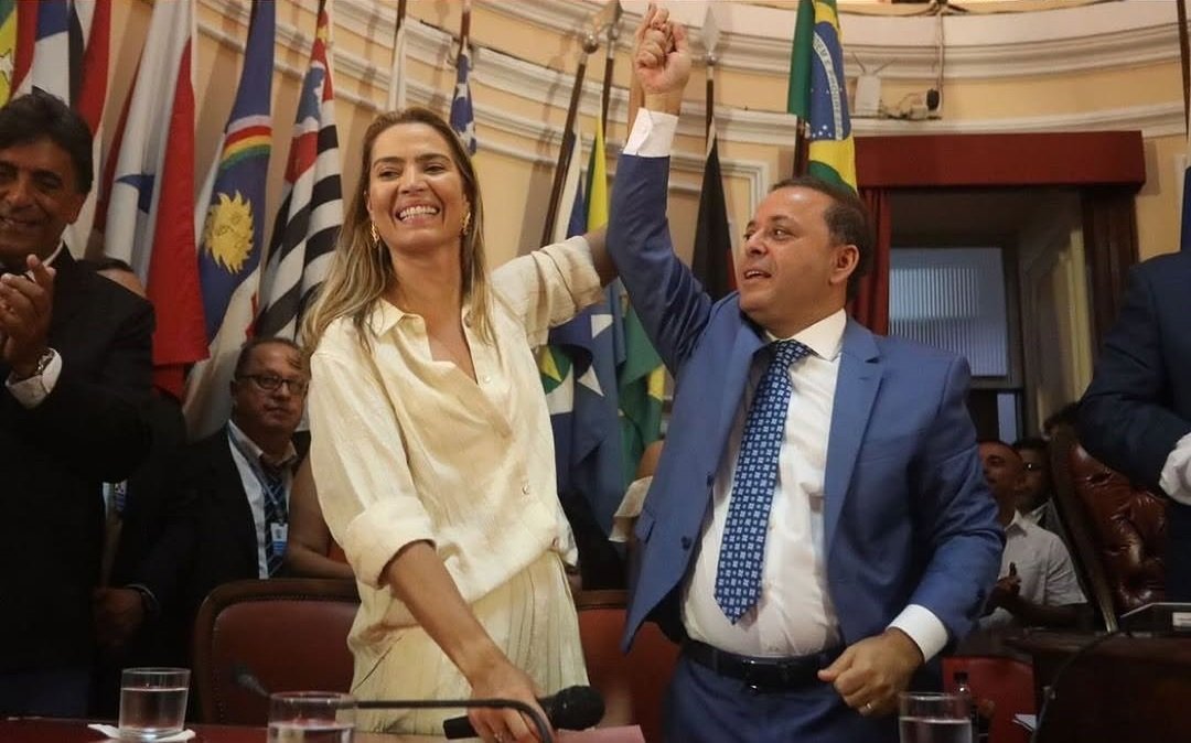 Rodrigo Neves e Isabel Swan tomam posse na Câmara de Niterói