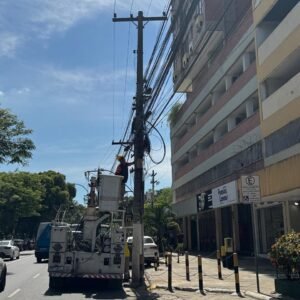 Prefeito de Niterói Rodrigo Neves acorda cedo e dá início ao primeiro dia útil de governo com ações de ações de limpeza e organização urbana ao lado de trabalhadores da CLIN e de Conservação e Serviços | Reprodução/Instagram @rodrigoneves_rj/