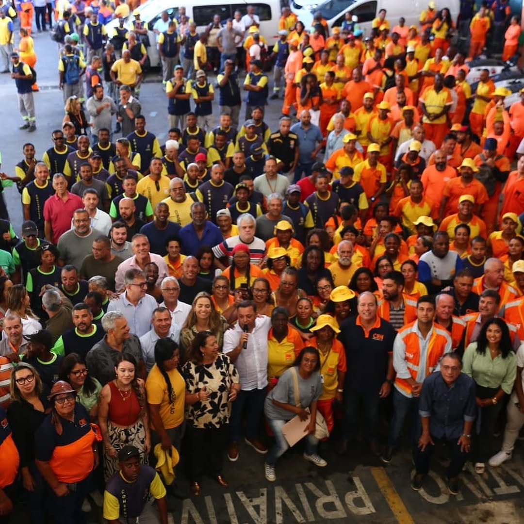 Prefeito de Niterói Rodrigo Neves acorda cedo e dá início ao primeiro dia útil de governo com ações de ações de limpeza e organização urbana ao lado de trabalhadores da CLIN e de Conservação e Serviços | Reprodução/Instagram @rodrigoneves_rj/