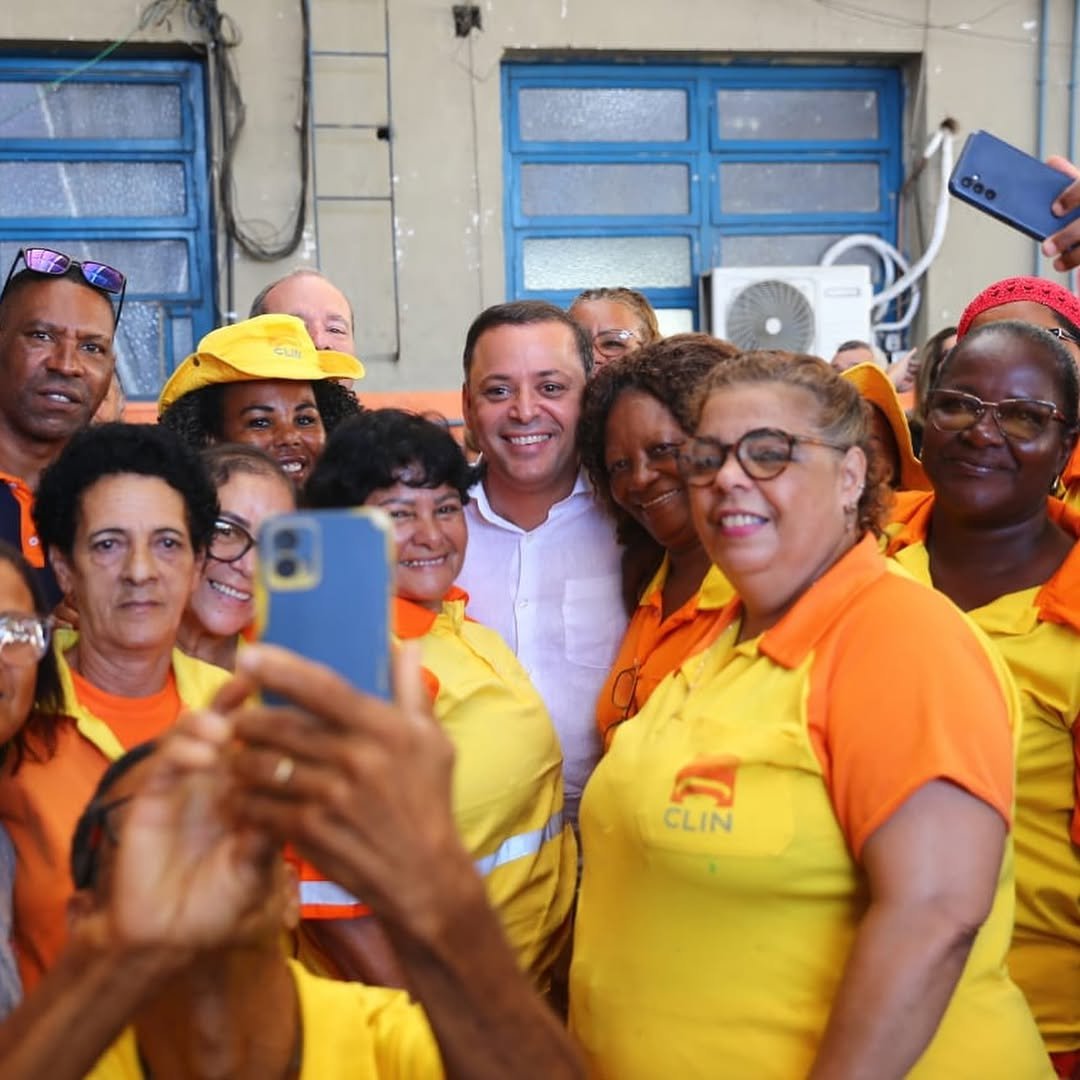 Prefeito de Niterói Rodrigo Neves acorda cedo e dá início ao primeiro dia útil de governo com ações de ações de limpeza e organização urbana ao lado de trabalhadores da CLIN e de Conservação e Serviços | Reprodução/Instagram @rodrigoneves_rj/