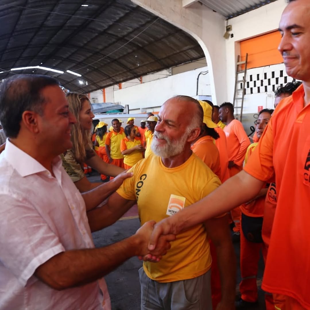 Prefeito de Niterói Rodrigo Neves acorda cedo e dá início ao primeiro dia útil de governo com ações de ações de limpeza e organização urbana ao lado de trabalhadores da CLIN e de Conservação e Serviços | Reprodução/Instagram @rodrigoneves_rj/