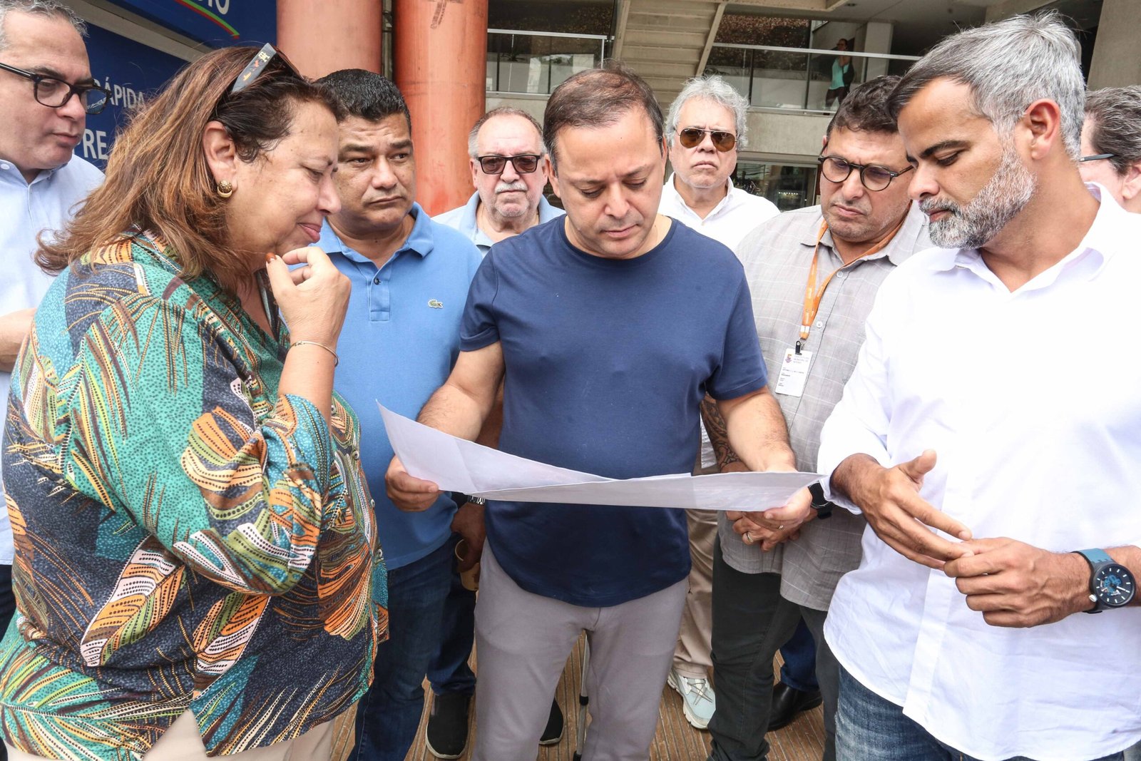 Ladeado pelos secretários de Conservação e Serviços, Dayse Monassa, e de Transportes e Infraestrutura, Renato Barandier, Rodrigo Neves segura o projeto que representa o futuro do Badu, na Região de Pendotiba e anuncia pacote de obras de curto prazo | Lucas Benevides