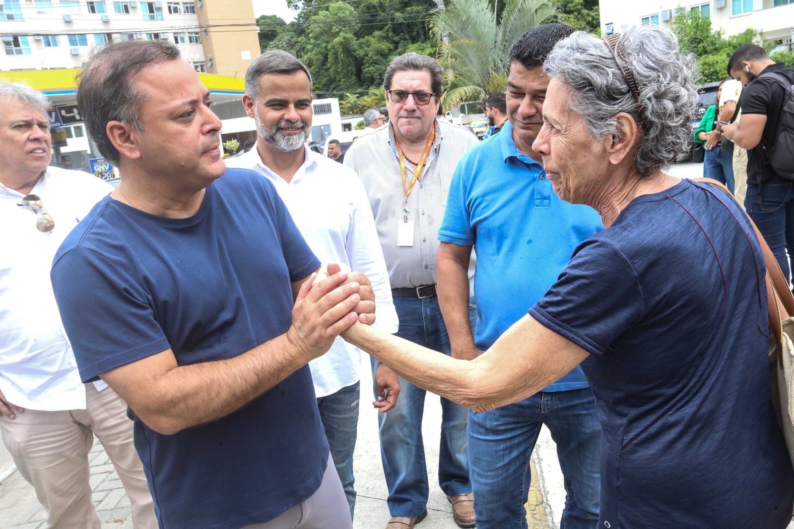 Cumprindo a promessa de governar nas ruas, prefeito Rodrigo Neves pode viver momentos como esse, de conversar olhando nos olhos da população | Lucas Benevides