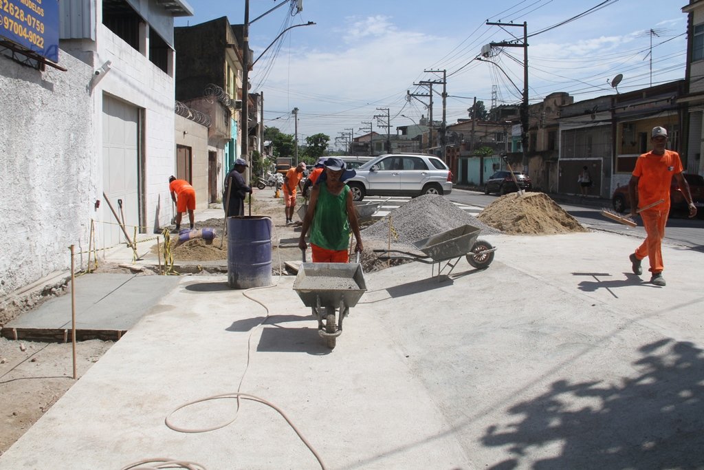 São Gonçalo: Obras avançam na Rua Mauricio de Abreu em Neves