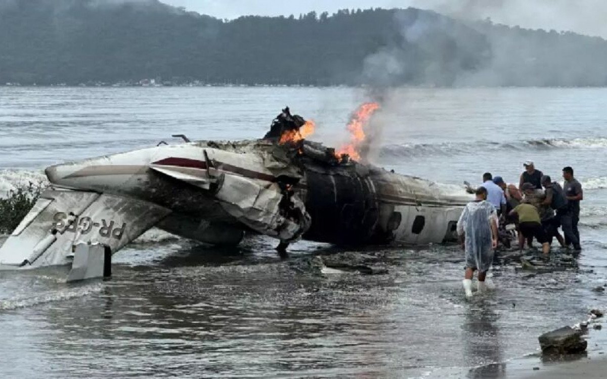 São Paulo: Avião de pequeno porte cai em Ubatuba