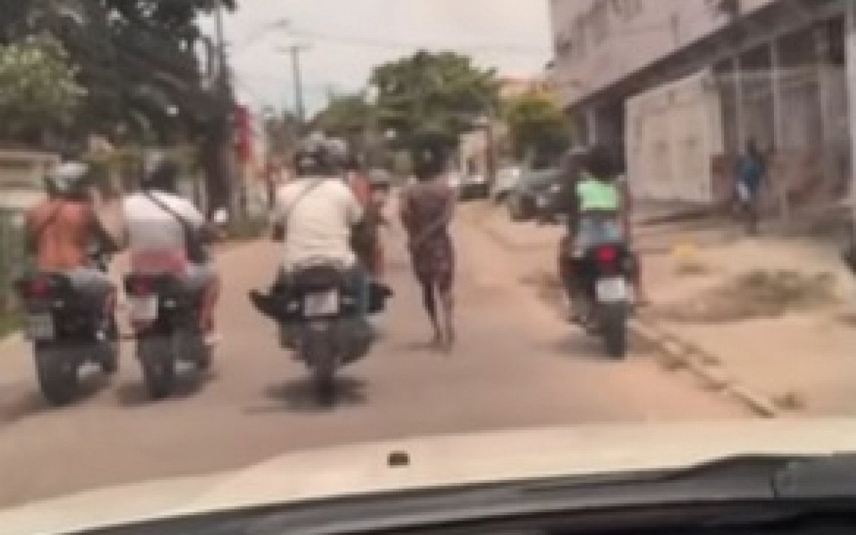 Suspeito de furto é arrastado por motociclistas na Zona Norte