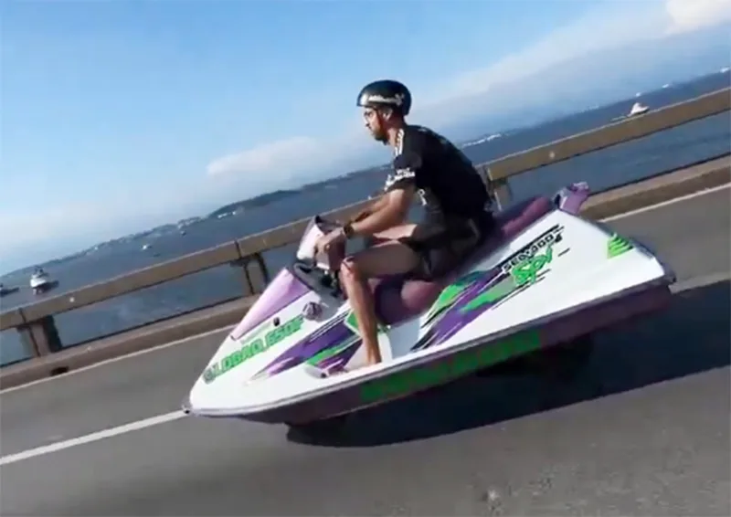 Vídeo inusitado mostra jet ski com rodas cruzando a Ponte Rio-Niterói