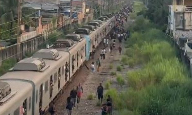 Passageiros descem nos trilhos após falha elétrica no trem da SuperVia.