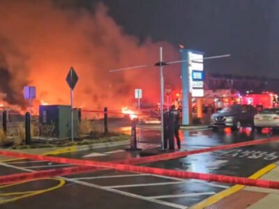 Avião cai perto de shopping na Filadélfia e causa incêndio - Vídeos