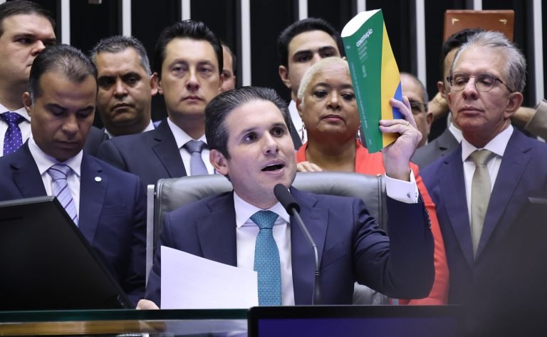 Muito longe do ideal, na visão do Ministro Flávio Dino, do STF, e reeditando o esquema do orçamento secreto, segundo a deputada Talíria Petrone, líder do Psol, Congresso Nacional aprova novas regras para emendas PIX