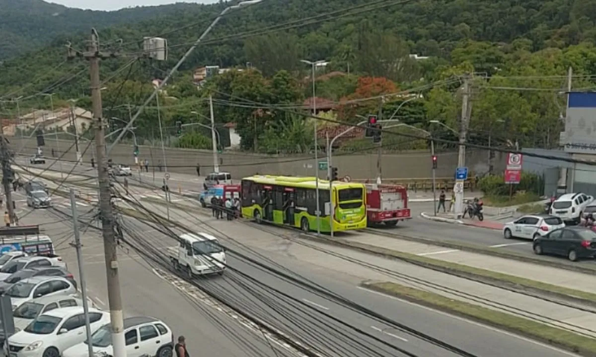 Colisão na Estrada Francisco da Cruz Nunes deixa ferido em Niterói