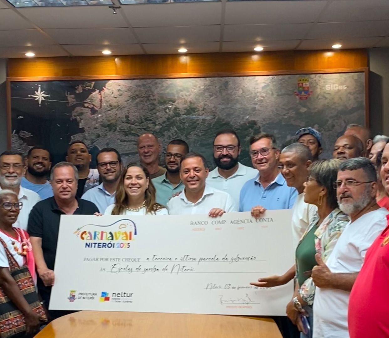 Rodrigo Neves entrega cheque da última parcela de subvenção às escolas de samba de Niterói para o Carnaval 2025