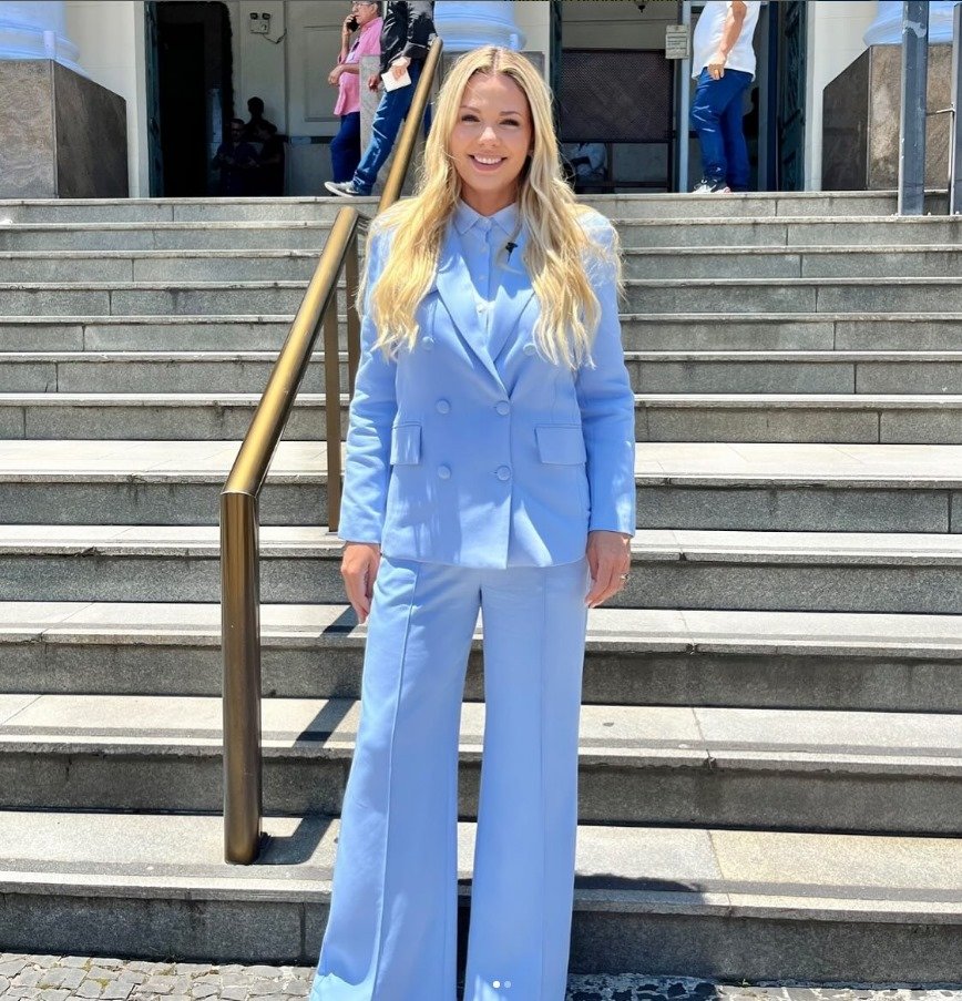 Fernanda Louback, vereadora eleita para o período entre os anos de 2025 a 2028, na frente da Câmara Municipal de Niterói