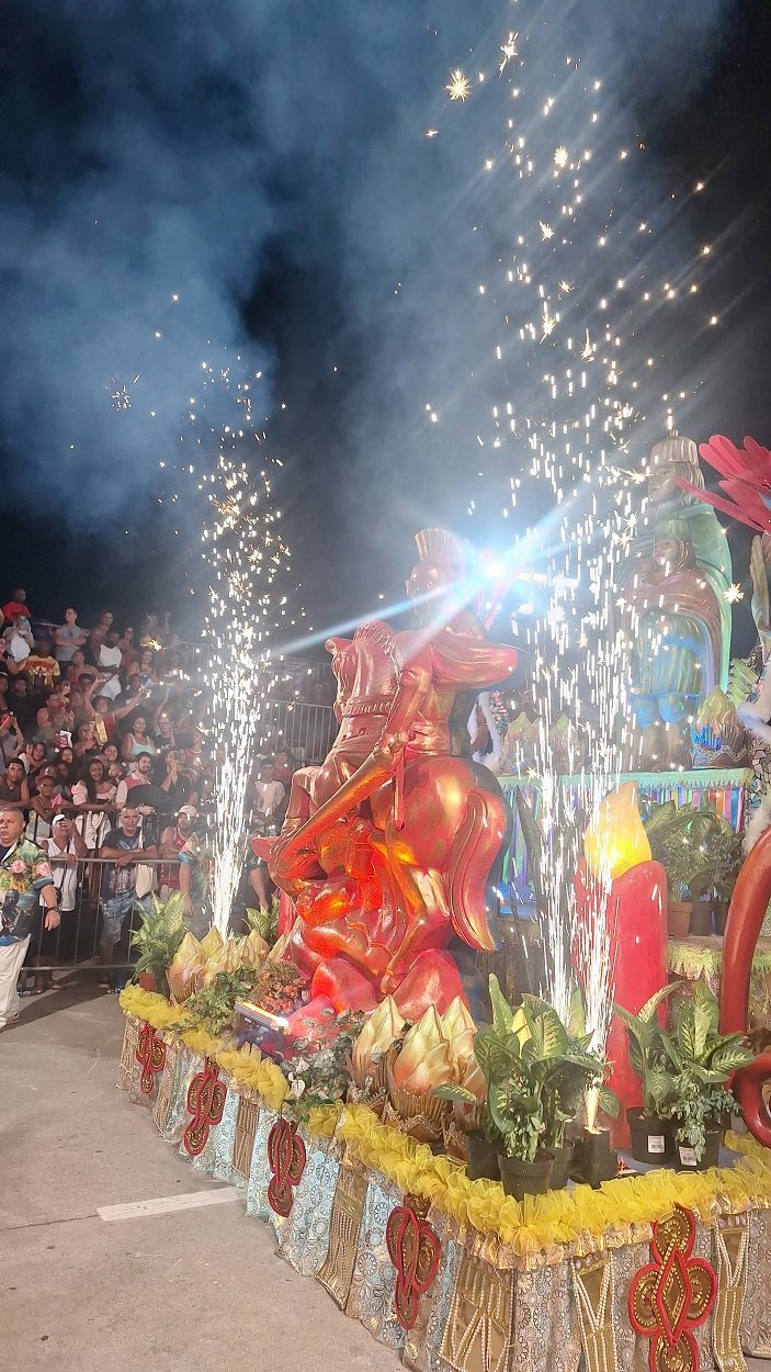 Folia do Viradouro, campeã de 2025 da Série A, principal grupo das escolas de samba do Carnaval Niterói | André Freitas/Folha do Leste