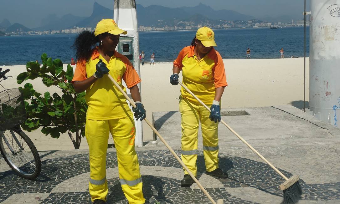 Diante de calor extremo em Niterói, prefeito Rodrigo Neves tira garis das ruas entre 11h e 17h