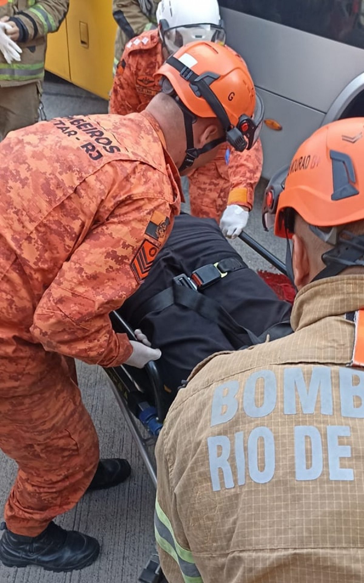 Motorista do BRT é atropelado ao tentar evitar acidente no Terminal Alvorada