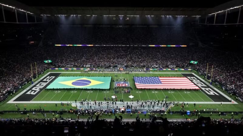 Chiefs e Chargers na Neo Química Arena: imagem dos times da NFL em campo no Brasil