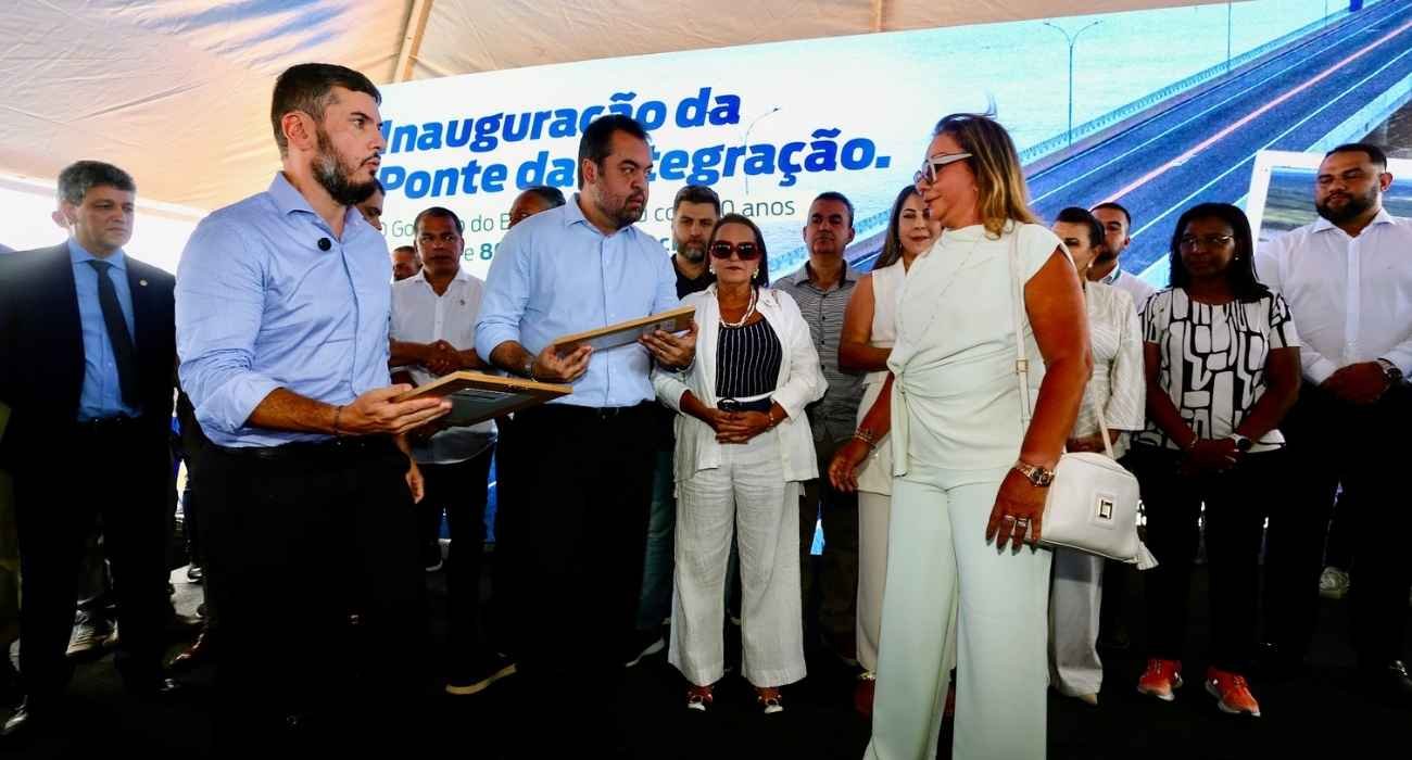 Lideranças políticas regionais no palanque da inauguração da Ponte da Integração João Peixoto