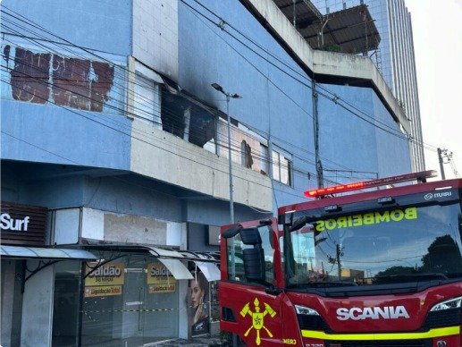 Incêndio em shopping: mulher encapuzada ataca e foge