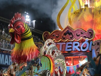 Abre-alas da Acadêmicos de Niterói: galo faz movimentos enquanto fogueira incendeia "Quadrilha Niterói" | Divulgação/Riotur/Marcelo Martins