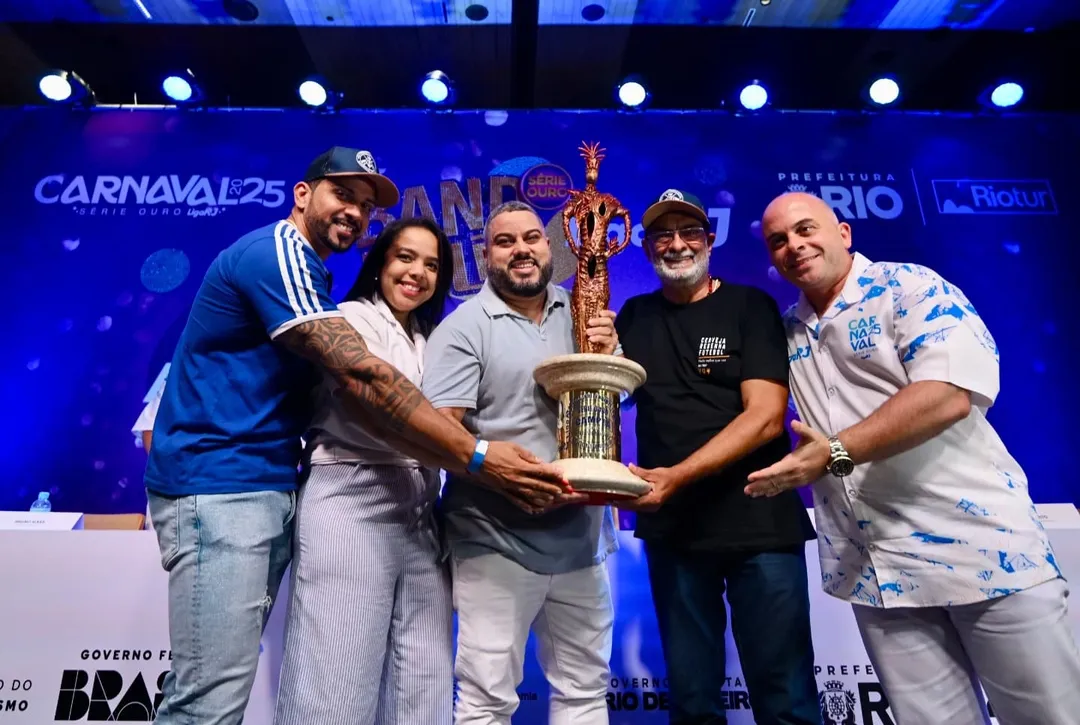 Wallace Palhares ergue a taça de campeão, juntamente com o vereador Anderson Pipico (de preto) | Reprodução