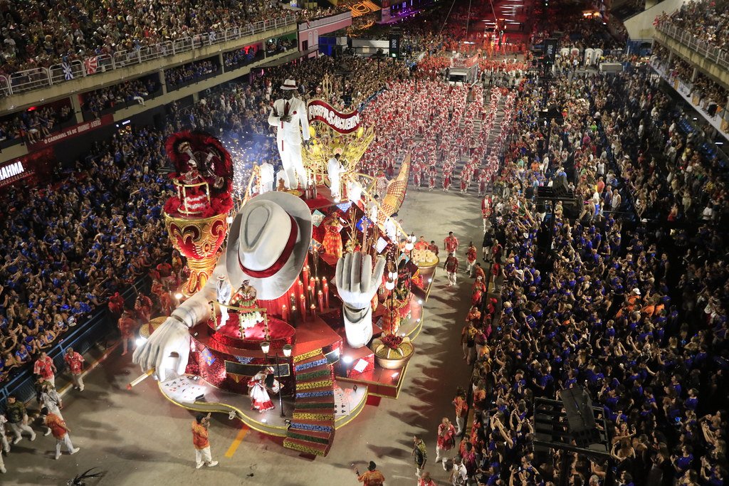 Último carro alegórico da Acadêmicos do Salgueiro, onde o casal Marcella Alves e Sidcley Santos ressurgiu ao final do desfile do Salgueiro | Riotur/Marco Terranova