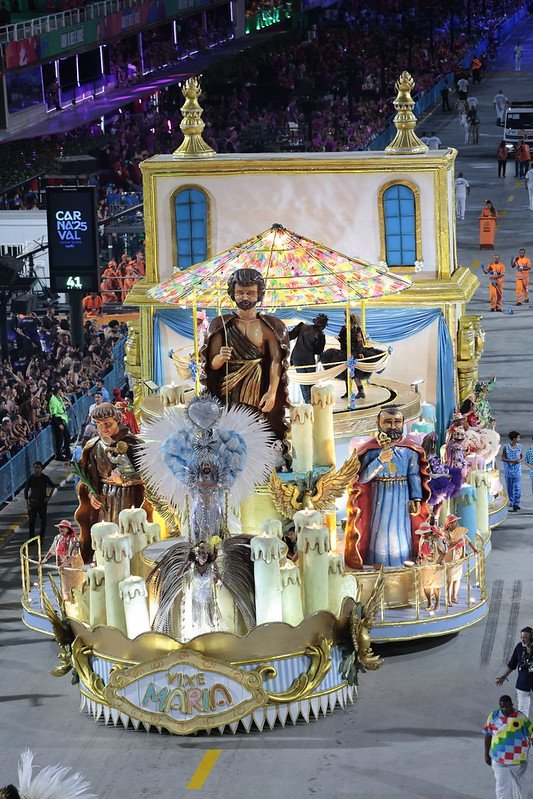 Alegoria da Igreja vertical Acadêmicos de Niterói Carnaval 2025 - Divulgação-Riotur-Marcelo Martins.jpg