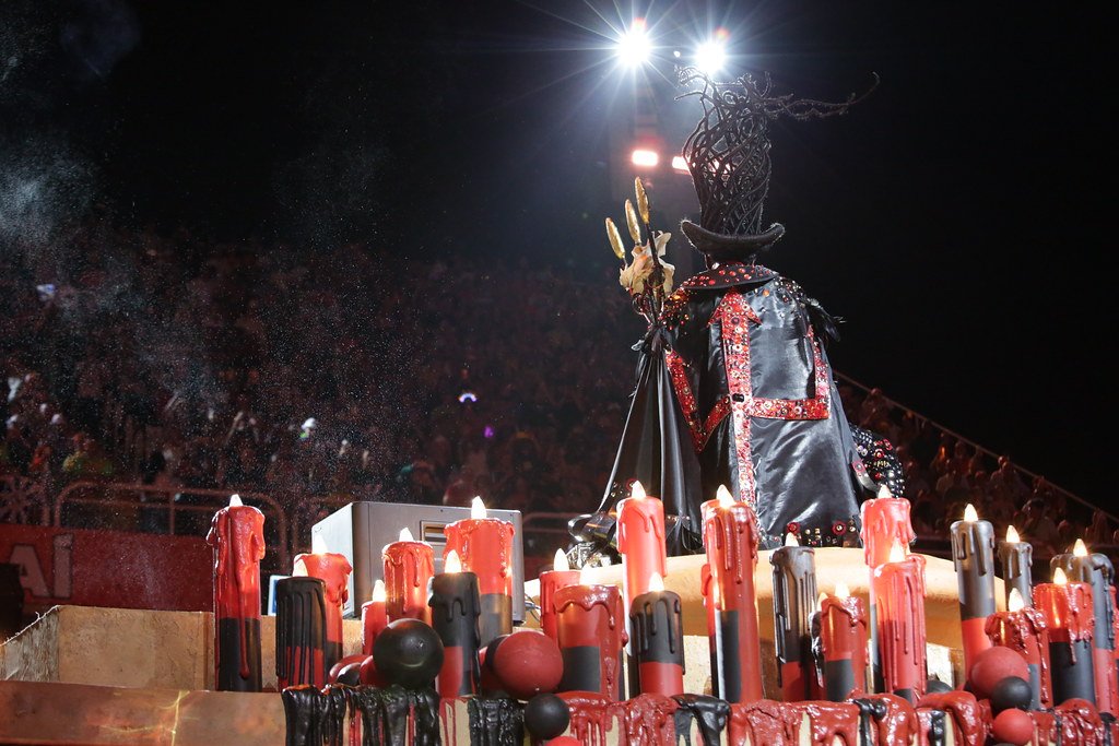 Beija-Flor derrama emoção na Sapucaí em desfile marcado por nostalgia