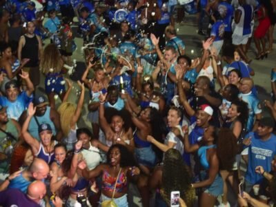 Acadêmicos de Niterói festeja título com autoridades da cidade, que já projetam 2026