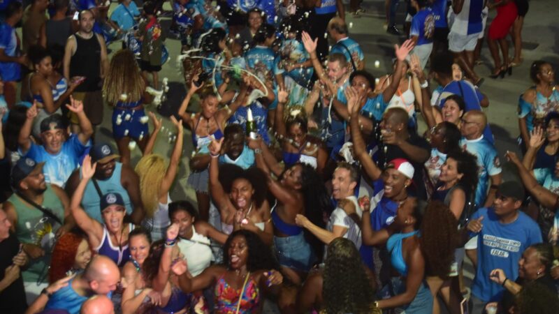 Acadêmicos de Niterói festeja título com autoridades da cidade, que já projetam 2026