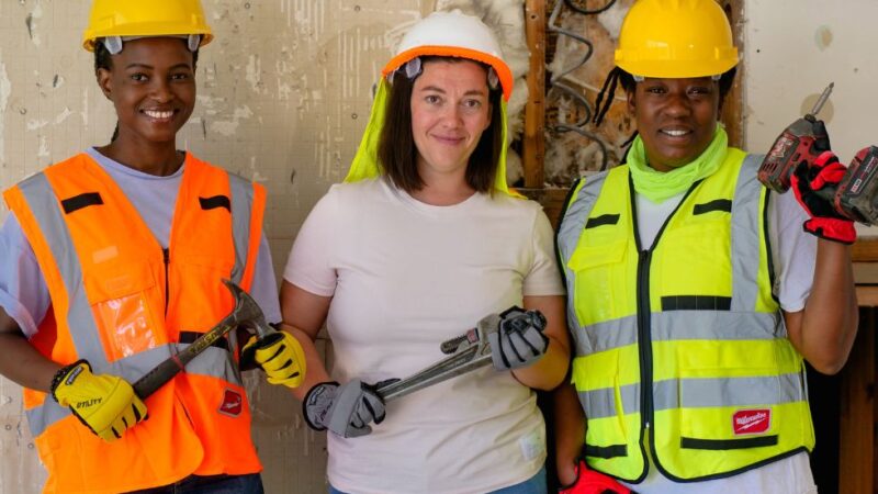 Curso mensal de qualificação na construção civil atrai mulheres