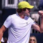 João Fonseca comemora vitória histórica em Wimbledon com raquete erguida e expressão de alívio