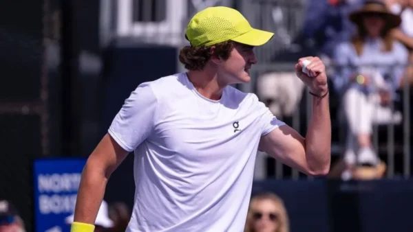 João Fonseca comemora vitória histórica em Wimbledon com raquete erguida e expressão de alívio