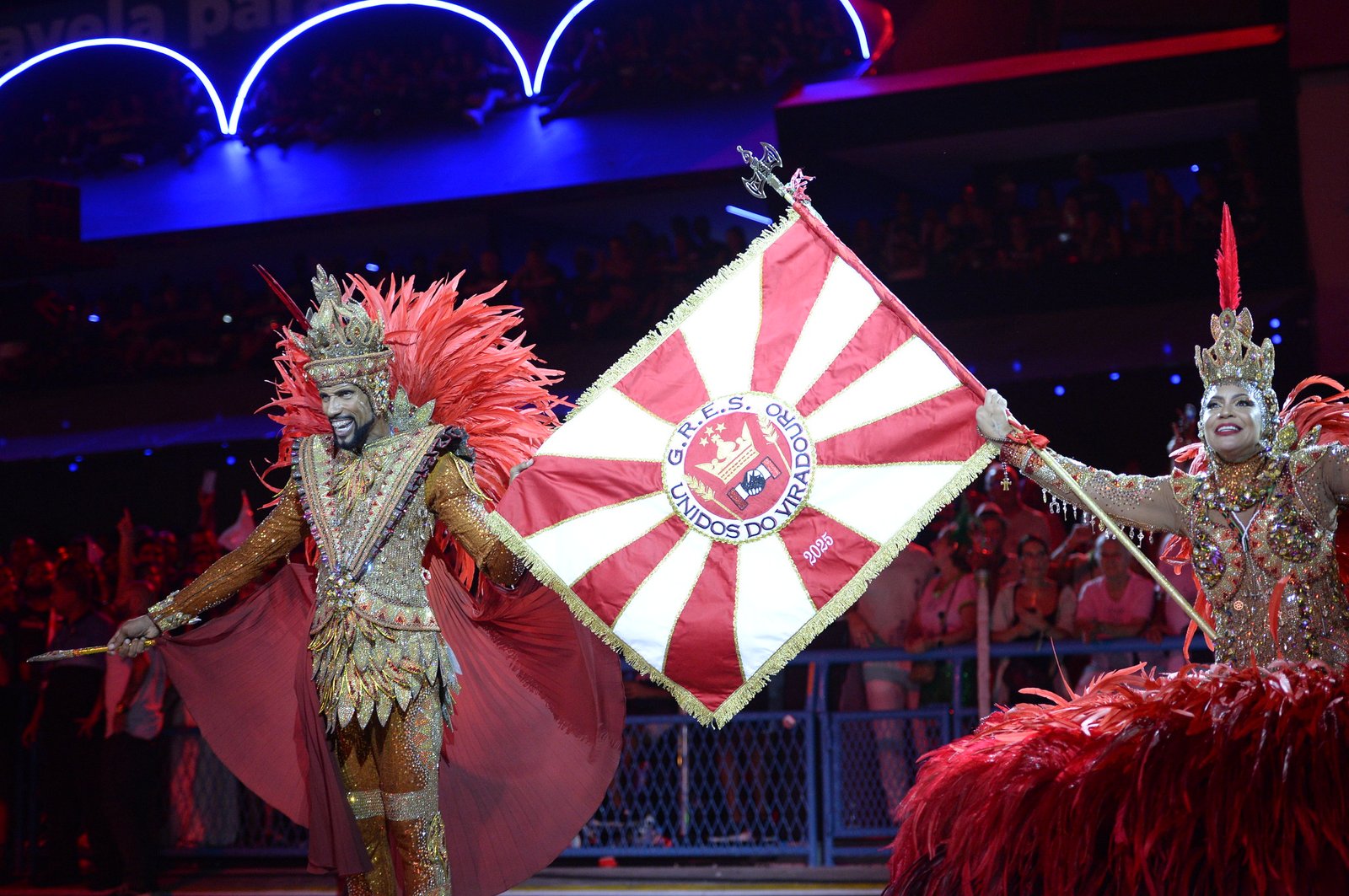 Julinho e Rute, casal de mestre-sala e porta-bandeira da Unidos do Viradouro no Carnaval 2025 - Alex Ferro-Riotur