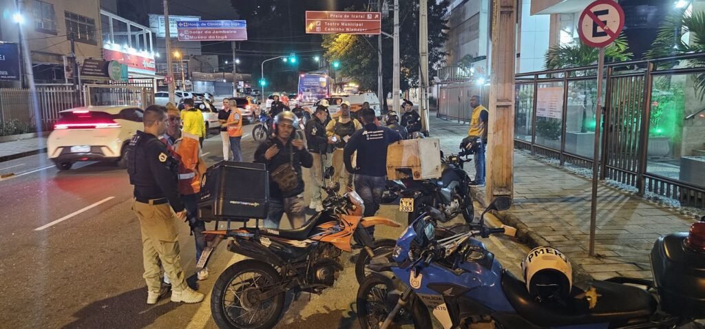 Operação integrada aperta o cerco contra motoqueiros baderneiros em Niterói - Vídeos