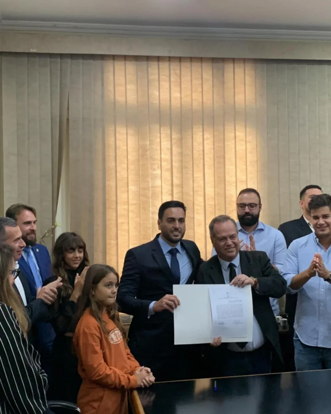 Após mais um troca-troca envolvendo titular e suplente, Câmara Municipal de Niterói dá posse a mais um vereador jovem e estreante na casa: Junior Moretti, bacharel em direito e filho do advogado Antônio Carlos Moretti Silva, candidato a prefeito da cidade em 1996 | Reprodução