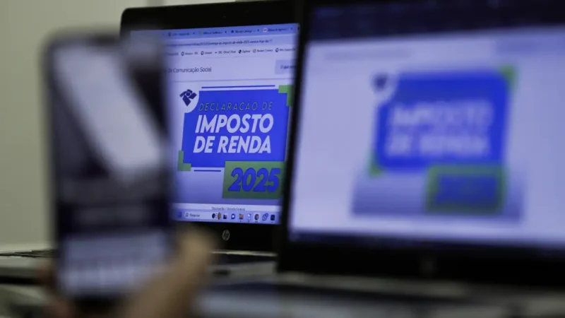 Pessoa acessando site da Receita Federal para consultar a restituição do Imposto de Renda 2025