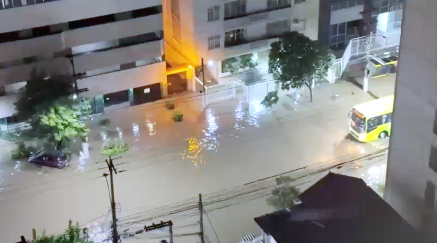 Niterói entra em estágio de alerta após tempestade com raios